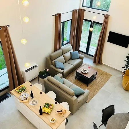 Villa Cathedral Ceiling W Theater, Grande Terrace, Garden And Parking *