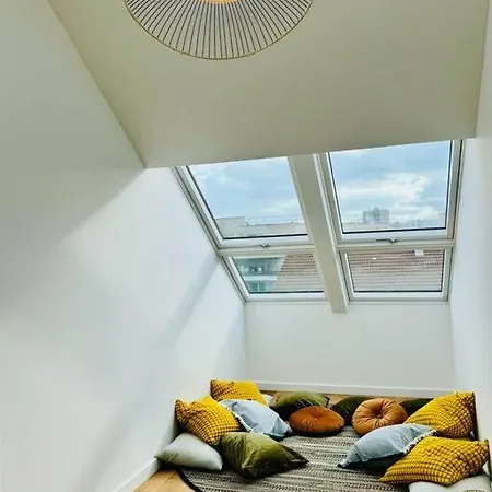Villa Cathedral Ceiling W Theater, Grande Terrace, Garden And Parking *